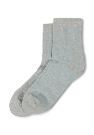 Para jasnoszarych skarpetek z niebieskimi wzorami tekstowymi, zawierających słowa takie jak "LOVE" i "SMILE" rozmieszczone losowo.