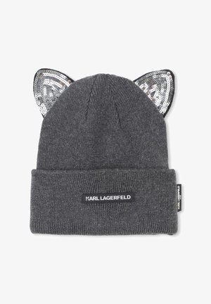 Pilkas megztas beanie su užlenktu kraštu, turintis metalines blizgančias katės ausis ir prekės ženklo etiketę priekyje. Maloni tekstūra, kasdieniškas dizainas.