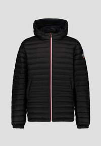 Giacca a vento nera trapuntata con cappuccio, zip frontale con rifiniture rosse e bianche, polsini elastici, tasche laterali e una piccola patch con logo sulla manica sinistra.