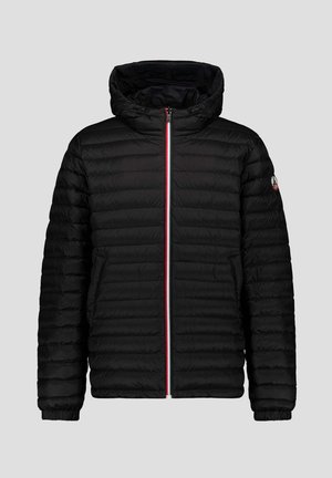 Zwarte gewatteerde pufferjack met capuchon, voorkant met rits en rood-witte bies, elastische manchetten, zijzakken en een klein logopatch op de linker mouw.