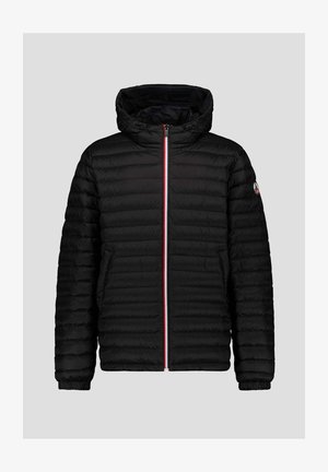 Zwarte gewatteerde pufferjack met capuchon, voorkant met rits en rood-witte bies, elastische manchetten, zijzakken en een klein logopatch op de linker mouw.