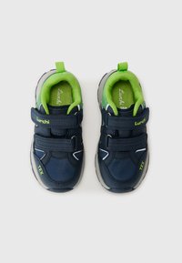 Granatowe sneakersy z zielonymi akcentami, wykonane z materiału syntetycznego. Wyposażone w rzepy, wyściółkę na kołnierzu i teksturowaną gumową podeszwę.