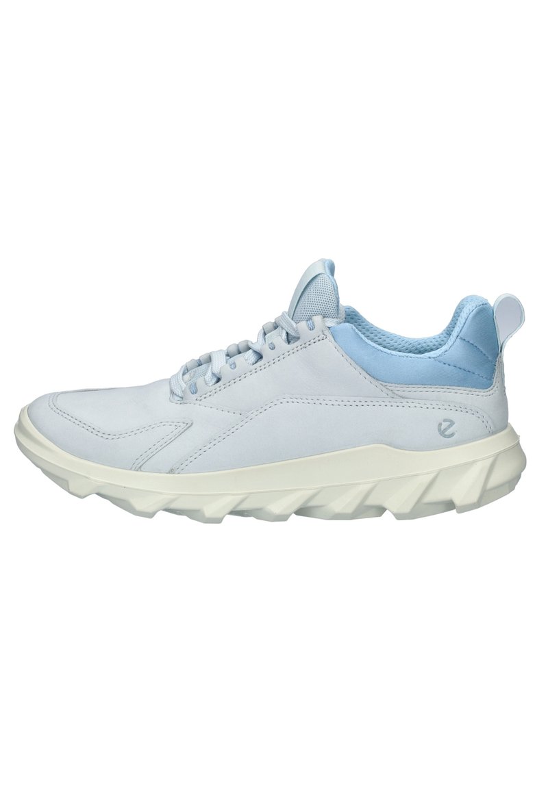 Sneakers in pelle blu chiaro con finitura testurizzata, dotati di una suola bianca spessa con scanalature angolari e una linguetta imbottita.
