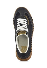 Crne atletske tenisice s gornjim dijelom od antilopa, bijelim vezicama i smešnim gumiranim potplatom. Imaju podstavljeni unutrašnjost i teksturirane bočne akcenti.