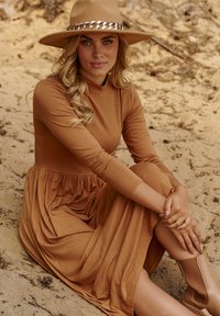 Makadamia DRESS WITH A STAND-UP COLLAR - Sukienka letnia