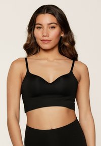 Sort bralette med justerbare stropper, søml�øse kopper og V-halsudskæring. Glat mat tekstur og cropped design. Ingen polstring eller bøjler.