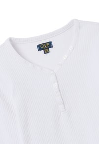 Witte geribde katoenen top met een V-hals, voorzien van een knoopsluiting, vijf knopen en een blauw label met "OVS kids" voor maten 10-16.