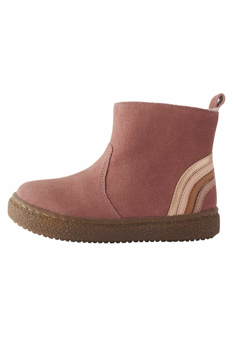 Cizme de gleznă roz din suede, cu o textură netedă, prezintă un vârf rotunjit, un panou lateral elastic și o talpă din cauciuc texturat de culoare brown.