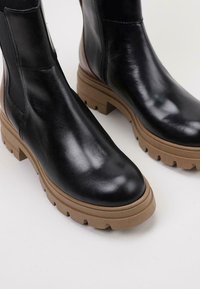 Bryan Stepwise Botines con plataforma - black