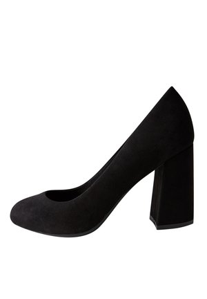 Zwarte suède pump met een ronde neus en een diepe uitsnijding. Heeft een chunky vierkante hak voor stabiliteit en een gladde, matte textuur.