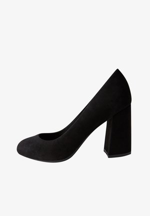 Escarpins en suede noir avec un bout arrondi et une découpe profonde. Ils disposent d'un talon carré épais pour plus de stabilité et d'une texture lisse et mate.