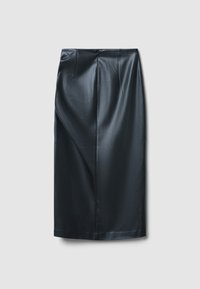 Schwarzer Bleistiftrock aus glattem, glänzendem Stoff mit einem Reißverschluss auf der Rückseite und subtilen Falten an der Taille, knielanges Design.