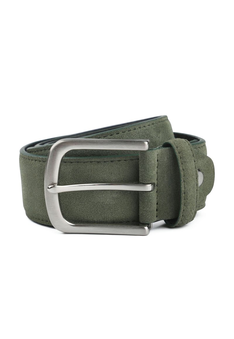 Groene suède riem met een zilveren metalen gesp, met een gladde textuur en nette stiksels langs de randen voor extra duurzaamheid.