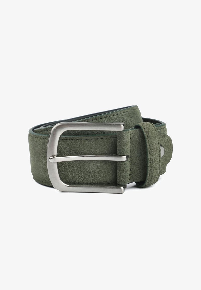 Groene suède riem met een zilveren metalen gesp, met een gladde textuur en nette stiksels langs de randen voor extra duurzaamheid.