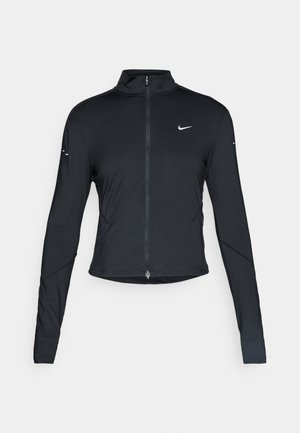 Czarna, długorękawowa, sportowa kurtka z zamkiem błyskawicznym z przodu i białym logo Nike swoosh na lewej piersi, zaprojektowana z myślą o szczupłym kroju.
