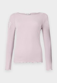 Lichtroze geribde longsleeve met een golvende zoom en geborduurde accenten op de schouders. Soepele textuur en aansluitend ontwerp.