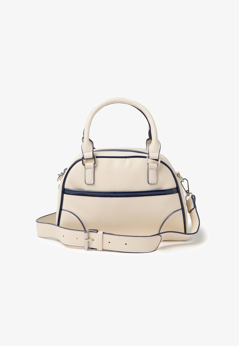 Sac à main en crème avec des accents navy, forme arrondie, doubles poignées, sangle ajustable et poche zippée à l'avant. Matériau lisse et structuré avec des détails de couture.