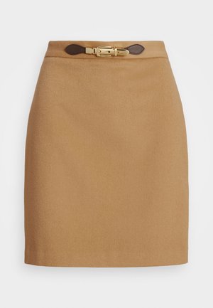 Jupe mini en laine marron avec une texture lisse, dotée d'une ceinture contrastante marron foncé et d'une boucle en or accent au niveau de la taille.