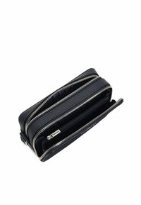 Portafoglio nero con zip, dotato di più scomparti, forma strutturata, texture in pelle liscia, hardware argentato e fodera interna a contrasto.
