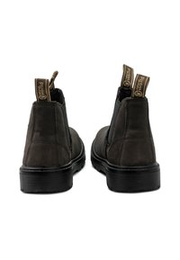 Botas tobilleras de cuero marrón oscuro con paneles laterales elásticos y tiradores. Suelas de goma negra gruesas y un sutil detalle de costura.