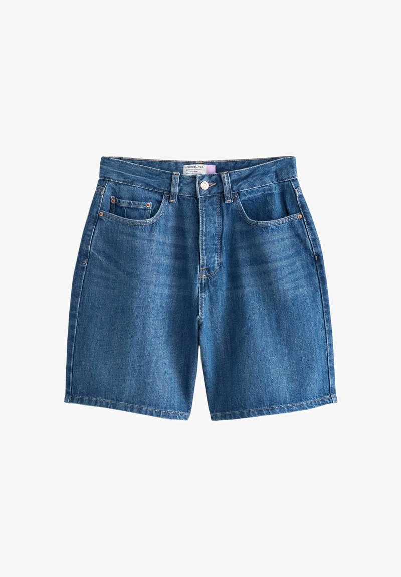 Shorts en denim bleu avec bouton et fermeture éclair à l'avant, passants pour ceinture, et deux poches frontales sur un fond blanc.