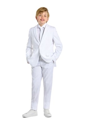 Abito bianco con giacca a un bottone e pantaloni coordinati, abbinato a una cravatta chiara e sneakers bianche. Tessuto liscio, vestibilità su misura.