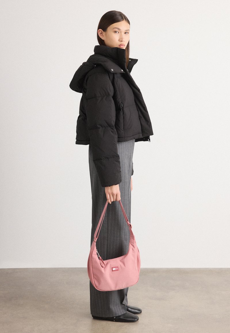 Tommy Jeans ALASKA GRID - Bunda z prachového peří - black