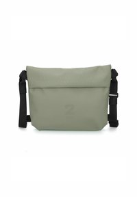 Borsa a tracolla verde chiaro con un'esterno liscio e resistente all'acqua, tracolla nera regolabile e un logo in rilievo discreto sul fronte.