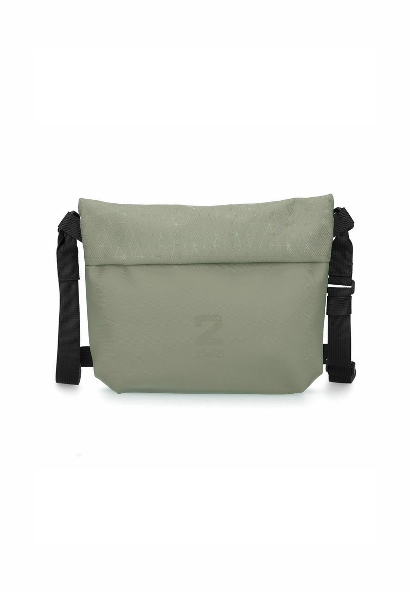 Borsa a tracolla verde chiaro con un'esterno liscio e resistente all'acqua, tracolla nera regolabile e un logo in rilievo discreto sul fronte.