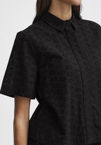 b.young BYFENNI CROPPED BLOUSE - Skjortebluser - black