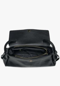 Černá kožená kabelka s texturovaným povrchem, otevřeným vrškem, vnitřní kapsou na zip a zlatým zipem. Pevné rukojeti na každé straně.