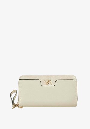 Beige leren portemonnee met rits rondom, polsbandje en goudkleurig metalen logodetail boven in het midden.