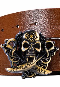 Cintura in pelle marrone con una fibbia a forma di teschio metallica decorata con spade e elementi ornamentali, che mostra il testo "CIPO AND BAXX".