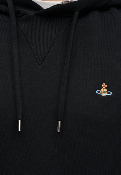 Μαύρο hoodie με ριμπ υφή, λαιμόκοψη σε σχήμα V και κορδόνια. Διαθέτει πολύχρωμο κεντημένο λογότυπο στο στήθος με ναυτικό θέμα.