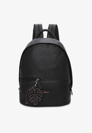 Zaino in ecopelle nera con forma arrotondata, tasca frontale con zip e portachiavi colorato a forma di foglia attaccato. Spallacci imbottiti.