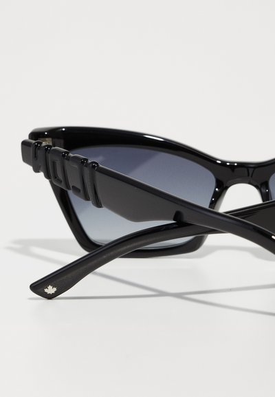 Ochelari de soare negri în stil cat-eye cu un finisaj lucios, lentile gri cu degradé, brațe groase texturate și un mic accent în formă de frunză de arțar argintie.