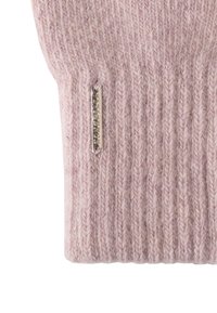 Rózsaszín kötött gyapjú pulóver mandzsetta bordázott textúrával; az oldalán ezüst metál címke található, amely letisztult, minimalista dizájnt tükröz.