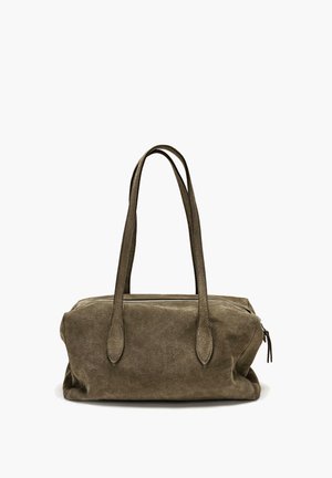 Brun ruskind rektangulær håndtaske med to lange skulderremme og lynlåslukning øverst, vist mod en ensfarvet hvid baggrund.