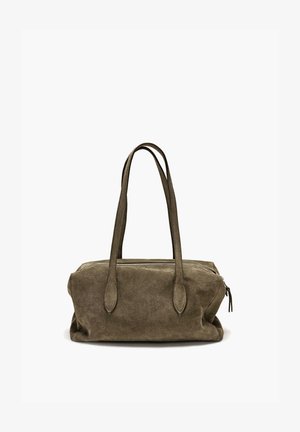 Borsa rettangolare in camoscio marrone con due lunghe tracolle e chiusura superiore con cerniera, esposta su uno sfondo bianco uniforme.