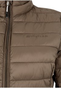 Brun puffjacka med hög krage, horisontell sömnad och dragkedja framtill. Inkluderar en Whistler-logotyp på bröstet.