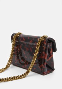 Skalbaggen med sköldpaddsmönster har en glänsande finish, en strukturerad design och en guldkedjestropp. Rektangulär form med en vikflik.