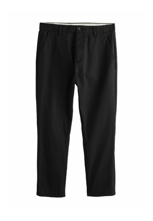 Mustad kitsad püksid vööaasade, nööp-kinnituse, tõmblukuga ja küljetaskutega, esitletud valgel taustal.