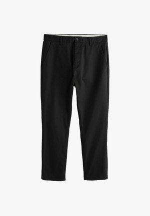 Mustad kitsad püksid vööaasade, nööp-kinnituse, tõmblukuga ja küljetaskutega, esitletud valgel taustal.