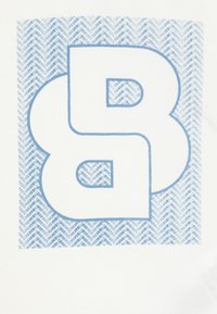 Tissu blanc avec un grand motif bleu de la lettre « B » entourée d'un motif chevrons texturé en bleu clair.