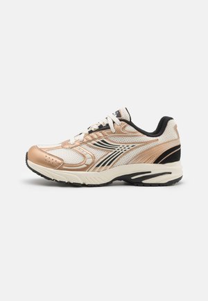 Scarpe da corsa bianche, in oro rosa metallico e nere. Materiale in rete con design stratificato, colletto imbottito e suola in gomma per trazione.