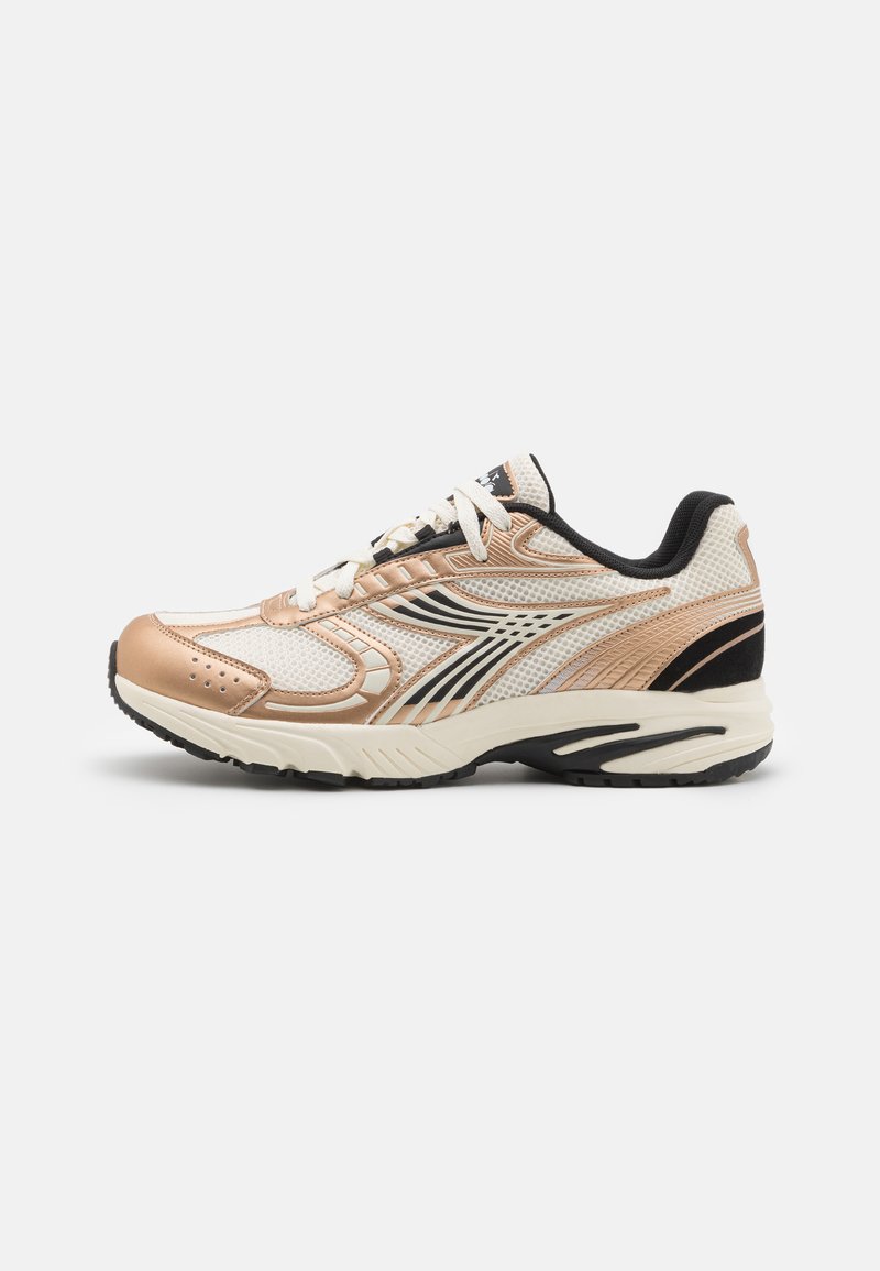 Hardloopschoenen in wit, metallic roségoud en zwart. Meshmateriaal met gelaagd ontwerp, gevoerde kraag en rubberen zool voor grip.