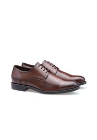 Chaussures de costume en cuir marron avec une finition lisse, bout rond, design à lacets à cinq œillets et semelle en caoutchouc noir avec une subtile accent rouge.
