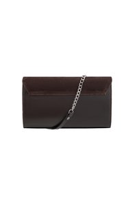 Clutch in pelle marrone scuro con una pattina superiore in suede, fascia a catena argentata e finitura testurizzata. Forma rettangolare compatta.