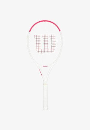 Weiße und rosa Wilson-Tennisschläger mit rotem "W"-Logo auf den Saiten, isoliert auf einem weißen Hintergrund.
