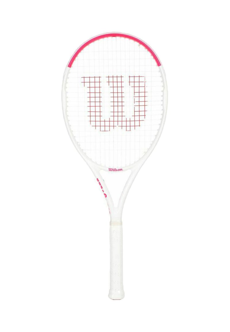 Witte en roze Wilson tennisracket met een rood "W" logo op de snaren, geïsoleerd op een witte achtergrond.